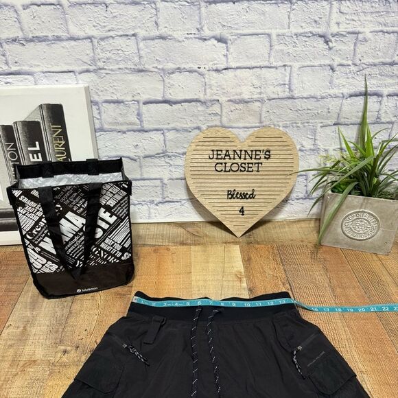 Lululemon Multi-Pocket Cargo High-Rise Hiking Short 5" Size 8 - Picture 16 of 16